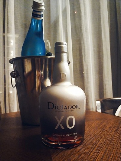 Diktator XO – Rum, który zachwyca swoją głębią i charakterem  Rum Diktator XO to alkohol, który na stałe zagościł w moim sercu, mimo że nie jestem wielkim miłośnikiem mocniejszych alkoholi. To właśnie ten rum wyróżnia się spośród innych i zaskakuje mnie na każdym kroku. Jego smak to prawdziwa uczta dla zmysłów – złożony, pełny i fascynujący, z każdym łykiem odkrywającym nowe warstwy. To rum, który nie tylko zaspokaja, ale także intryguje, zapraszając do dalszego odkrywania.  Zacznijmy od smaku. Diktator XO to rum, który w pierwszym kontakcie z podniebieniem rozbudza zmysły. Początkowo dominują nuty wanilii i karmelu, które stopniowo przechodzą w głębsze, bardziej wyraziste akcenty suszonych owoców i czekolady. Jest coś wyjątkowego w tej harmonii smaków – słodycz karmelu równoważy lekka pikanteria przypraw korzennych, takich jak cynamon czy gałka muszkatołowa. Z każdym łykiem smak staje się bardziej złożony, głęboki, a długi posmak na podniebieniu tylko utwierdza w przekonaniu, że mamy do czynienia z alkoholem z najwyższej półki.  Diktator XO to rum, który nie tylko urzeka smakiem, ale także historią, którą niesie. Produkowany w Kolumbii, kraju słynącym z doskonałej trzciny cukrowej, jest efektem wieloletniej tradycji i precyzyjnego rzemiosła. Kolumbia, choć znana głównie z kawy (i, jak niektóre źródła twierdzą, z produkcji kokainy, hihihi), od lat wyróżnia się również produkcją doskonałych rumów, które zaczynają zdobywać uznanie na całym świecie. Diktator XO to rum, który zdobywa coraz większą popularność, a jego wyjątkowy smak jest efektem starannego procesu produkcji. Rum ten jest starzony przez co najmniej 6 lat w beczkach z dębu amerykańskiego, co nadaje mu wyjątkowy kolor oraz charakterystyczny smak. Starzenie w dębowych beczkach pozwala na pełniejsze wydobycie aromatów i smaków, które zaskakują swoją złożonością.  Dla mnie Diktator XO smakuje najlepiej w wersji solo, bez żadnych dodatków – to alkohol, który zasługuje na to, by delektować się nim w najczystszej formie. Jedynymi dodatkami, które mogą towarzyszyć tej wyjątkowej przyjemności, są odrobina wody mineralnej lub kostka lodu, które w subtelny sposób łagodzą intensywność smaku, nie odbierając mu jednak pełni jego charakteru. To rum, który nie potrzebuje niczego więcej, by zachwycać – jego kompleksowość wystarczy, by w pełni poczuć jego wyjątkowość.  Diktator XO to rum, który łączy w sobie tradycję i nowoczesność. Jego smak jest bogaty, ale nie przytłaczający, zrównoważony, ale pełen wyrazistości. To rum, który zadowoli każdego, kto ceni doskonały alkohol, pełen głębi i charakteru. I co najważniejsze – jest to alkohol, który nie jest tylko napojem, ale prawdziwą podróżą smakową.  Diktator XO to idealny wybór na wieczór z przyjaciółmi, do delektowania się w samotności przy książce lub po prostu w chwilach, kiedy chcemy się zatrzymać i rozkoszować chwilą. To rum, który zmienia podejście do alkoholi mocnych, nadając im zupełnie nowy wymiar. Jest pełen pasji, staranności i rzemiosła, co czyni go czymś więcej niż tylko napojem – staje się częścią historii, którą warto poznać. I chyba o to chodzi w prawdziwych alkoholach – aby każdy łyk był opowieścią, która zostaje z nami na dłużej.